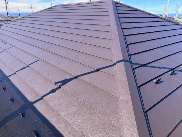日進市にて屋根カバー工法の施工完了後・屋根カバー工法と相性の良い横暖ルーフを使用しました